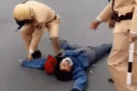 Video: Bị CSGT dừng xe, người đàn ông lăn ra đường ăn vạ