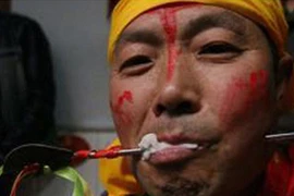 Hãi hùng xuyên sắt qua miệng... cầu may