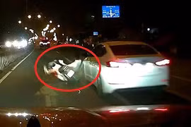 Video: Xe máy tạt đầu ô tô, sang đường nghênh ngang nhận kết đắng
