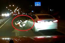 Video: Xe máy tạt đầu ô tô, sang đường nghênh ngang nhận kết đắng