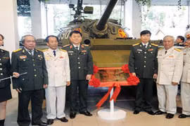 Chuyện chưa kể về kíp lái xe tăng 390