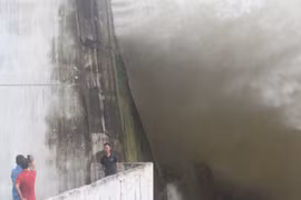 Ảnh: Người dân chụp hình, xem Thủy điện Hòa Bình mở cửa xả đáy