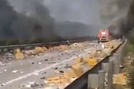 Video: Xe chở iPhone phát nổ, hàng ngàn chiếc điện thoại rải đầy đường