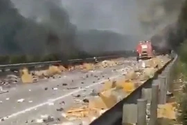 Video: Xe chở iPhone phát nổ, hàng ngàn chiếc điện thoại rải đầy đường