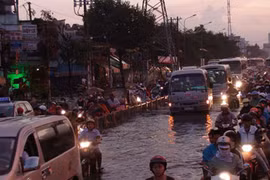 Sài Gòn lại ngập nặng, tắc đường sau mưa
