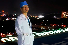 BS Lee Cook-jong: Cứu tính mạng lính Triều Tiên đào tẩu kịch tính như phim