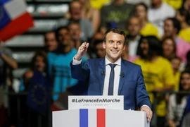 Tổng thống Pháp Emmanuel Macron từng yêu cô gái nào trước khi cưới?