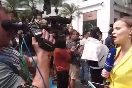 Video: Nữ phóng viên Nga xinh đẹp đội nón lá đưa tin thượng đỉnh Mỹ-Triều