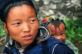 Ảnh tuyệt đẹp mẹ con vùng cao ở Việt Nam trên báo Anh