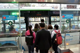 Cận cảnh buýt nhanh BRT đông khách ngày đầu bán vé