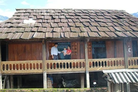 Vùng đất những ngôi nhà sàn cổ xưa thơm sực nức mùi gỗ pơ mu