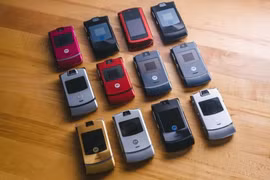 Nhìn lại thiết kế chiếc Motorola Razr từng khiến người Việt mê mệt