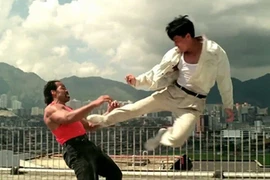 Chân Tử Đan tiễn đối thủ cơ bắp xuống đất từ nóc cao ốc