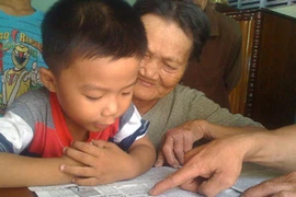 3 tuổi biết đọc, thích hát karaoke