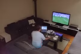 Video: Vợ chơi khăm khi chồng độc chiếm TV xem bóng đá