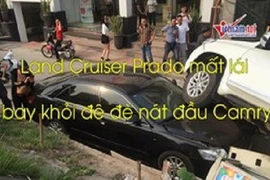 Video: Land Cruiser Prado mất lái bay khỏi đê đè nát đầu Camry
