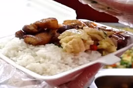 Video: Quán cơm 2.000 đồng vẫn đầy ắp tôm, thịt giữa đất Hà thành 