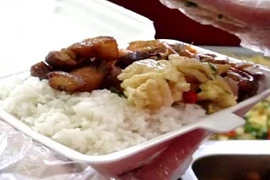 Video: Quán cơm 2.000 đồng vẫn đầy ắp tôm, thịt giữa đất Hà thành 