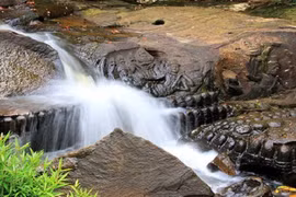 Bí ẩn dòng sông thiêng chứa hàng ngàn "của quý" nam và nữ