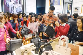 Đủ chiêu trò kích cầu cuối năm, coi chừng "tiền mất tật mang"