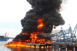 Tàu câu mực trị giá hơn 10 tỷ cháy rụi khi chuẩn bị ra khơi