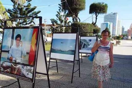 Thăm quan triển lãm "Chung sức bảo vệ chủ quyền biển đảo"