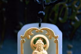 Có nên chú nguyện mặt dây chuyền trước khi đeo?