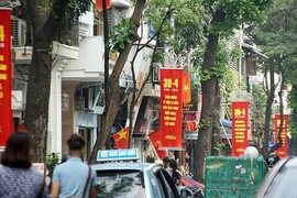 Phố phường Hà Nội rực rỡ cờ đỏ sao vàng mừng ngày thống nhất