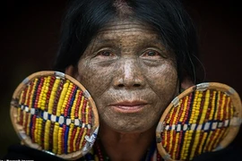 Kỳ lạ tập tục xăm kín mặt của phụ nữ bộ tộc ở Myanmar