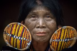Kỳ lạ tập tục xăm kín mặt của phụ nữ bộ tộc ở Myanmar