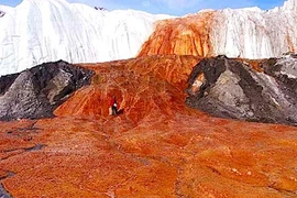 Cận cảnh thác máu huyền bí ở Nam Cực 