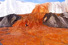 Cận cảnh thác máu huyền bí ở Nam Cực 