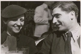 Bi tráng chuyện tình cặp đôi phóng viên chiến tranh nổi tiếng thế giới