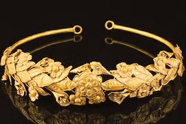 Bỗng dưng phát hiện vương miện vàng dưới gầm giường ngủ 