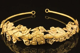 Bỗng dưng phát hiện vương miện vàng dưới gầm giường ngủ 