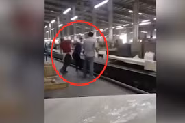 ​Video: Phẫn nộ nam thanh niên hành hung nữ đồng nghiệp ngất xỉu