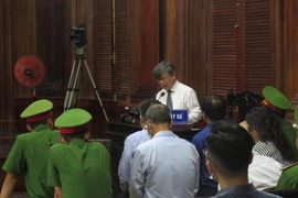 Video: Ông Nguyễn Thành Tài bật khóc xin lỗi mẹ già 97 tuổi 