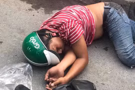 Video: Cướp dây chuyền bị rượt đánh nhừ tử dù rút kim tiêm chống trả