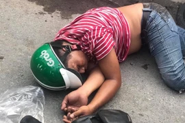 Video: Cướp dây chuyền bị rượt đánh nhừ tử dù rút kim tiêm chống trả