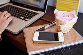 Đừng có dại dùng điện thoại vào buổi sáng