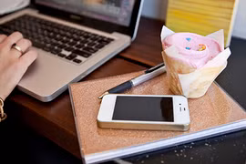 Đừng có dại dùng điện thoại vào buổi sáng