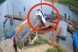 Xe ô tô mất phanh, lao xuống nước như phim hành động