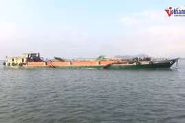 Tàu chở cát trái phép cùng đối tượng tàng trữ ma túy bị bắt