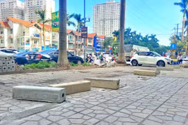 Hàng rào xây quanh bãi xe trái phép tại Xa La bị phá hoại