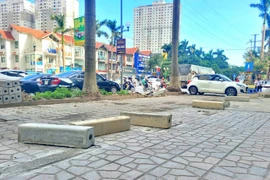 Hàng rào xây quanh bãi xe trái phép tại Xa La bị phá hoại