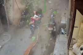 Thót tim khoảnh khắc mẹ ôm con chạy thoát thân khi tòa nhà đổ sập