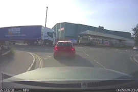 BMW do nữ tài xế điều khiển hỏng nặng vì bị container 'chém cua'