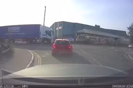 BMW do nữ tài xế điều khiển hỏng nặng vì bị container 'chém cua'