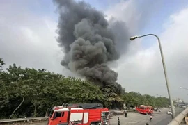 Cháy ngùn ngụt tại bãi phế liệu huyện Đông Anh