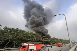 Cháy ngùn ngụt tại bãi phế liệu huyện Đông Anh